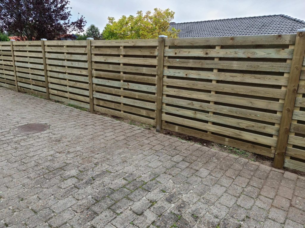 Plankeværk i en dansk have