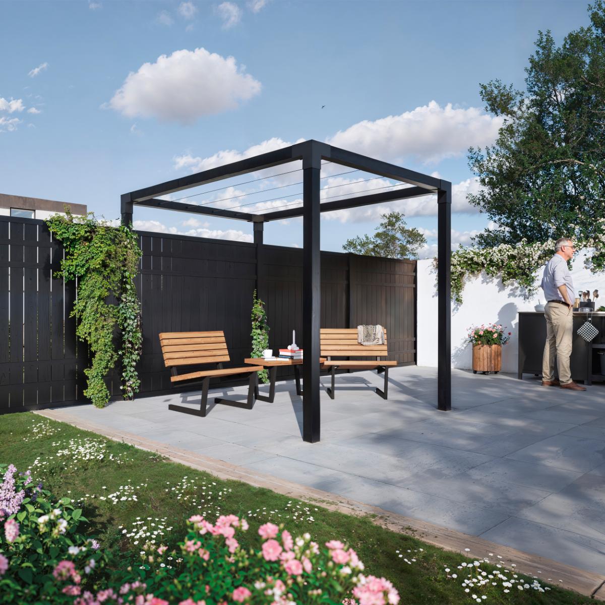 Overdækket terrasse i en dansk have